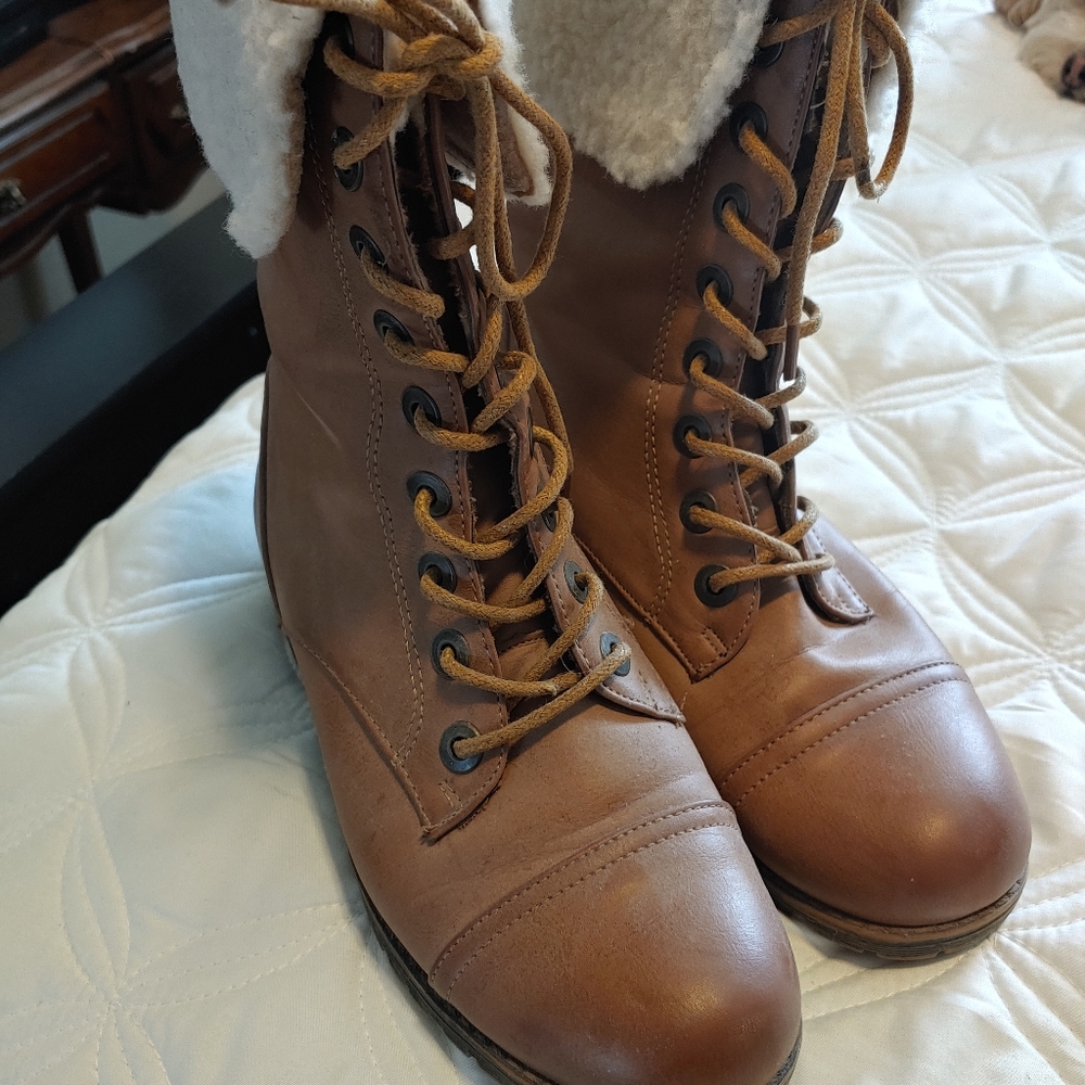 WOMENS DOLLHOUSE BOOTS SIZE 7.5